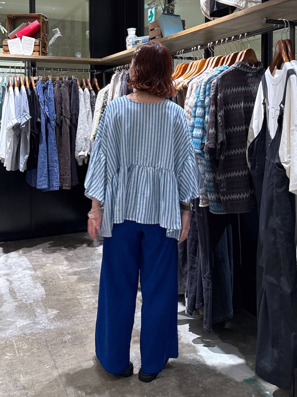 グレー系のタンクトップ、ブラック系のサンダル、ブルー系のその他パンツを着用したレディースの夏コーディネートの3枚目の写真