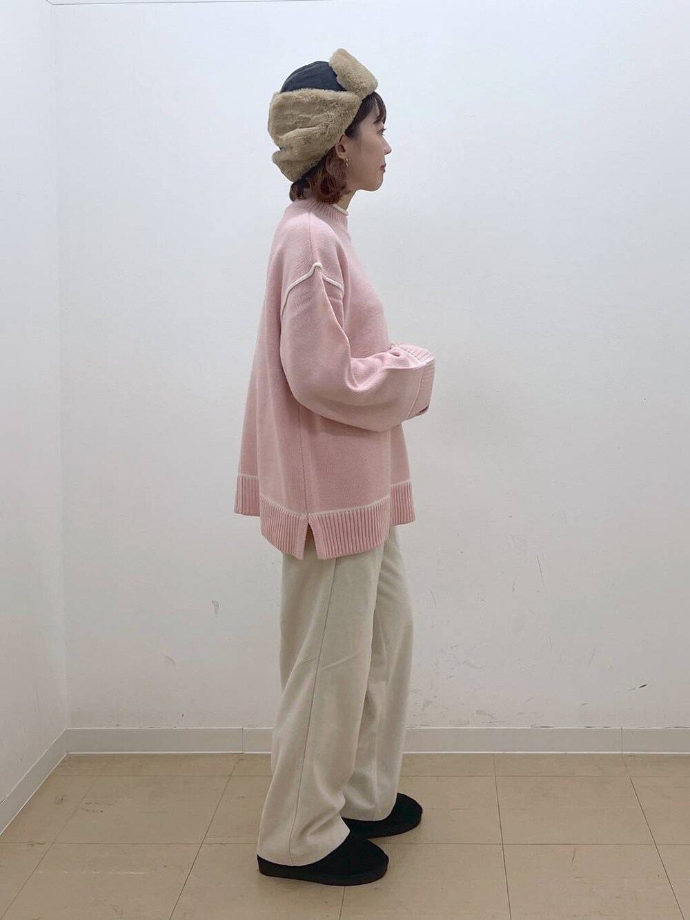 ブラック系のその他シューズ、ベージュ系のその他パンツ、ピンク系のニット/セーターを着用したレディースの冬コーディネートの4枚目の写真