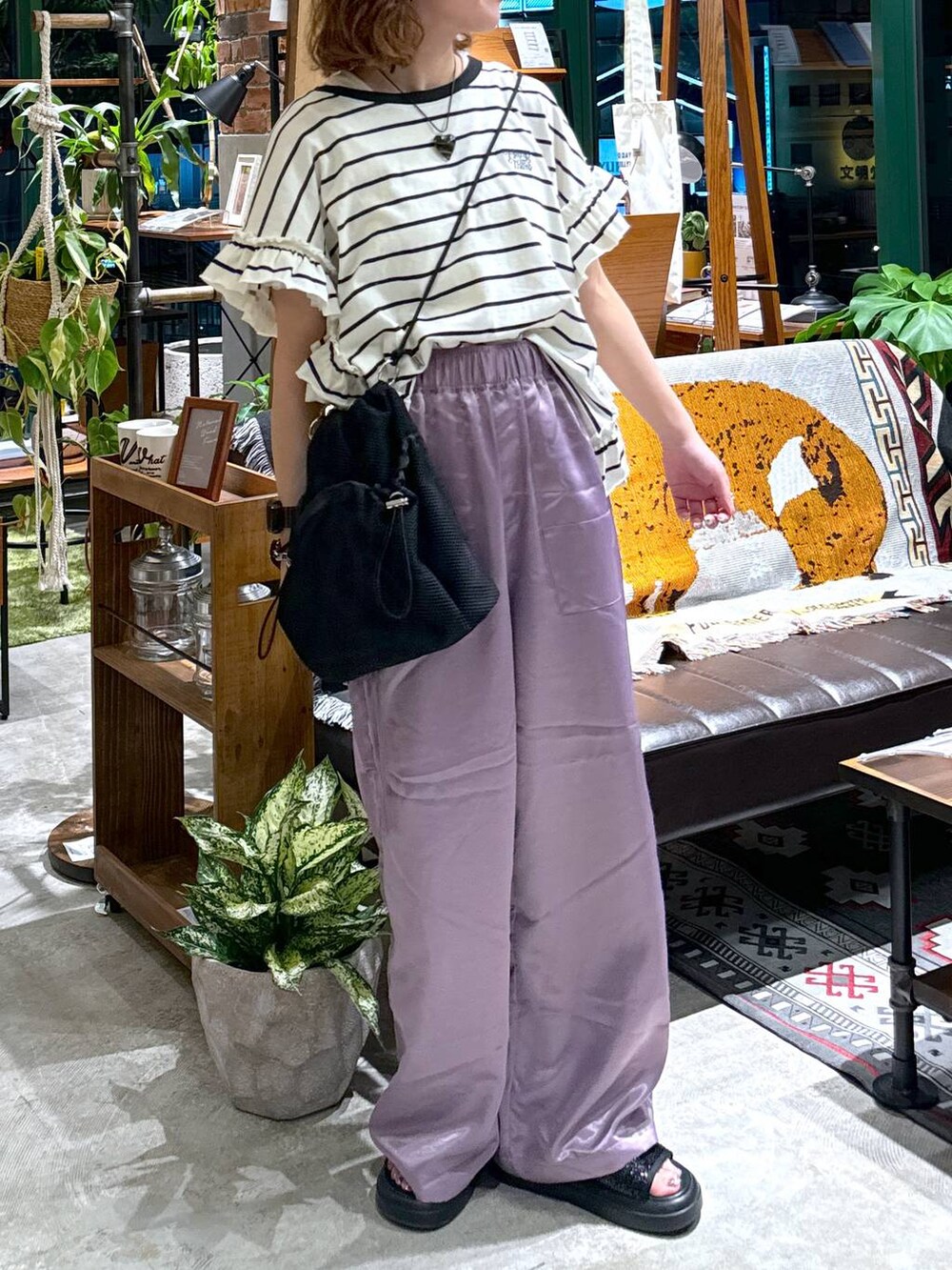 ブラック系のサンダル、ブラック系のショルダーバッグ、ブラック系のTシャツ/カットソーを着用したレディースの夏コーディネートの3枚目の写真