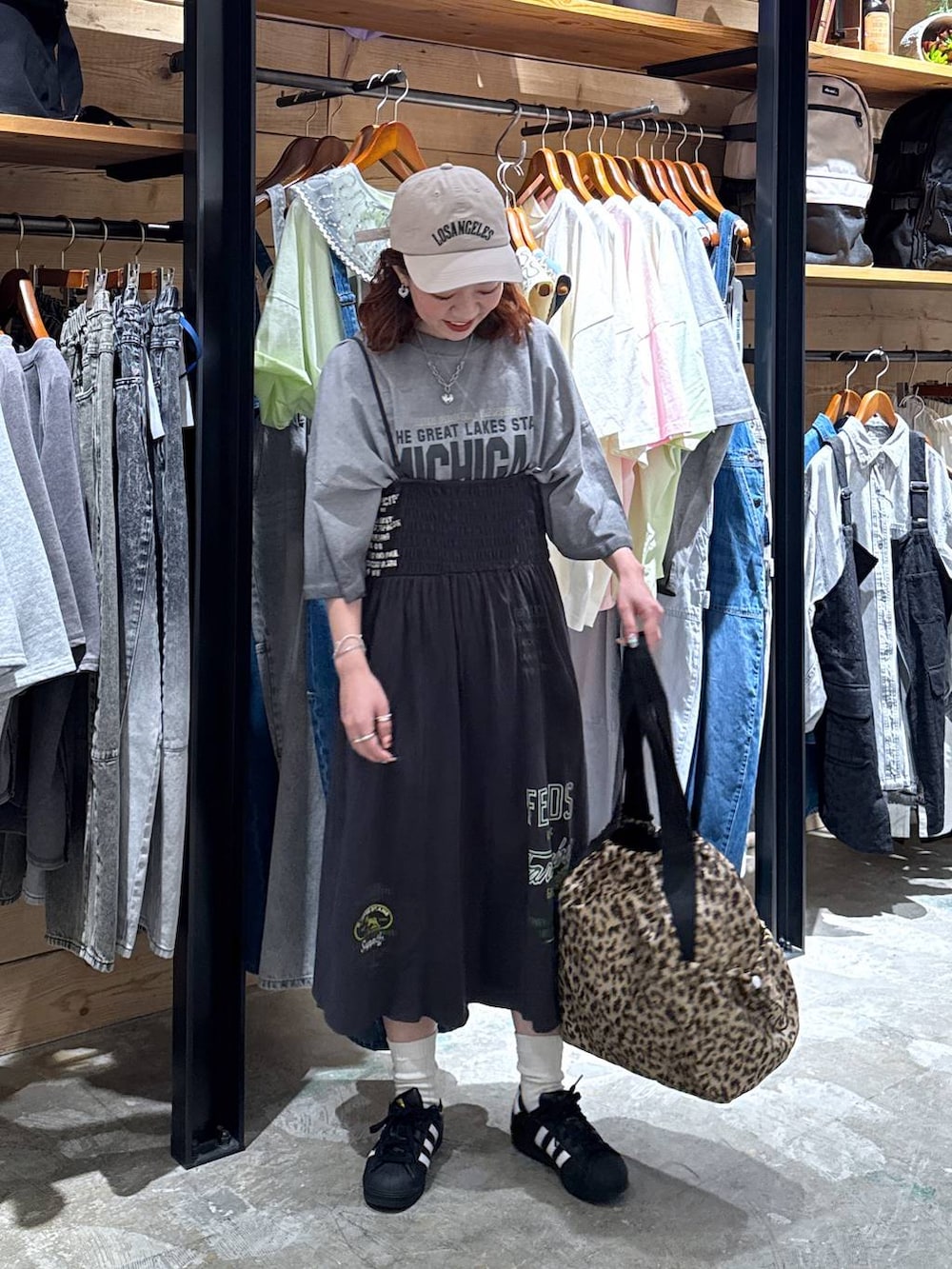 「メンズライク、低身長、カジュアル、niko and ...」｜「niko and...のオリジナルアソートロゴ刺繍キャップ（キャップ、ベージュ系）」を使った、おでんさん（レディース・152cm）の春コーディネートの5枚目の写真