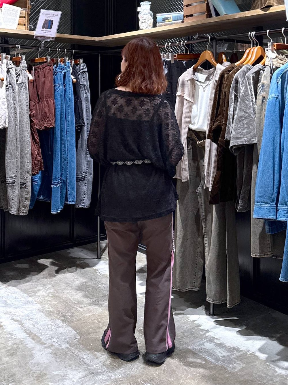 ブラウン系のその他パンツ、ブラック系のTシャツ/カットソー、ブラック系のスニーカーを着用したレディースの秋コーディネートの3枚目の写真