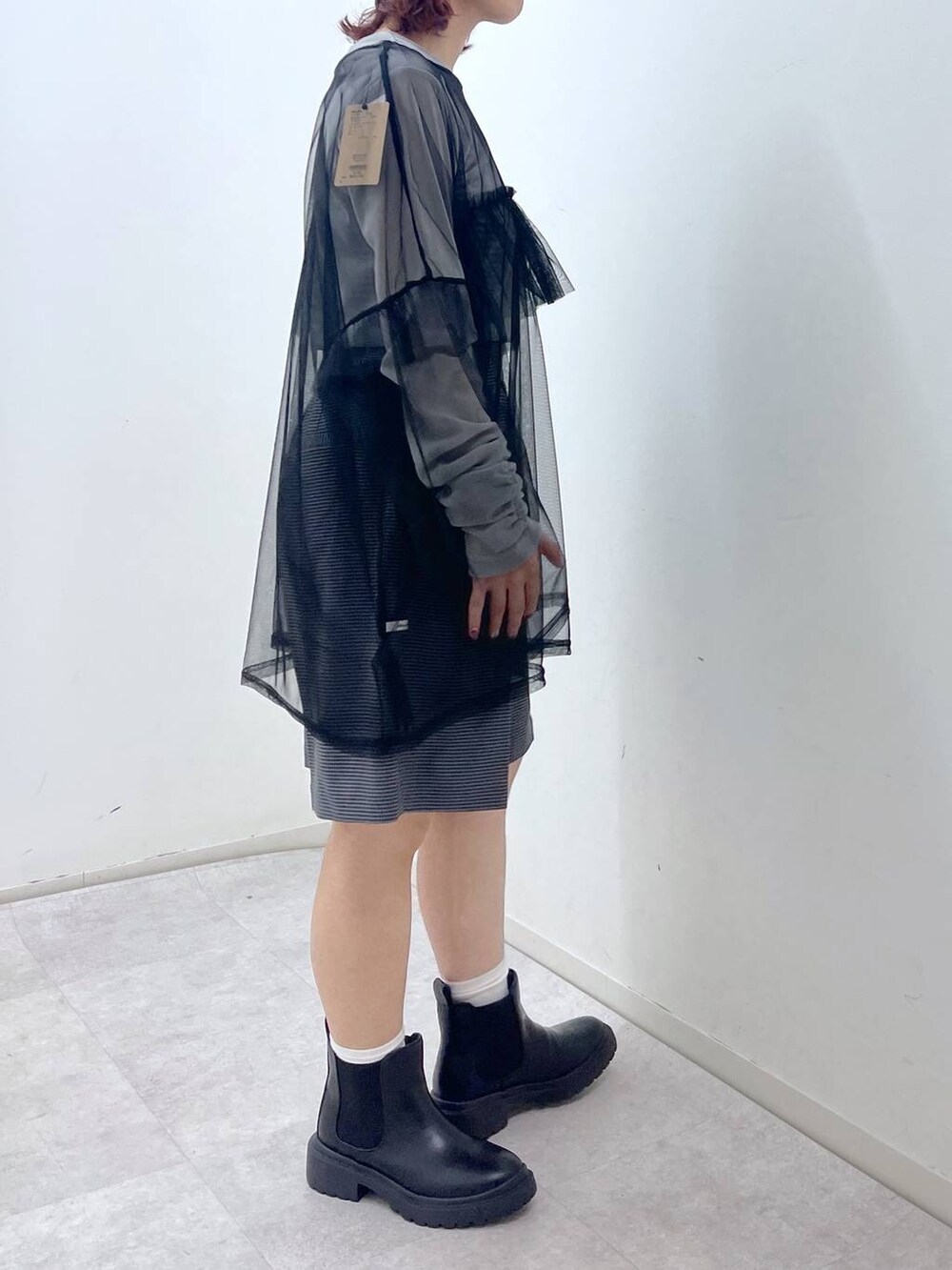 グレー系のその他パンツ、ブラック系のブーツ、ブラック系のTシャツ/カットソーを着用したレディースの冬コーディネートの5枚目の写真