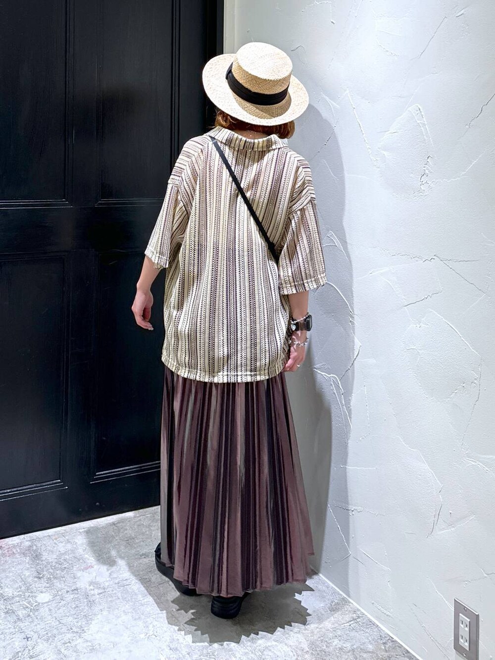 ブラック系のサンダル、ベージュ系のスカート、ブラック系のショルダーバッグを着用したレディースの夏コーディネートの6枚目の写真