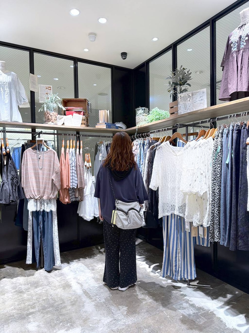グレー系のその他パンツ、その他のショルダーバッグ、ブルー系のTシャツ/カットソーを着用したレディースの夏コーディネートの5枚目の写真