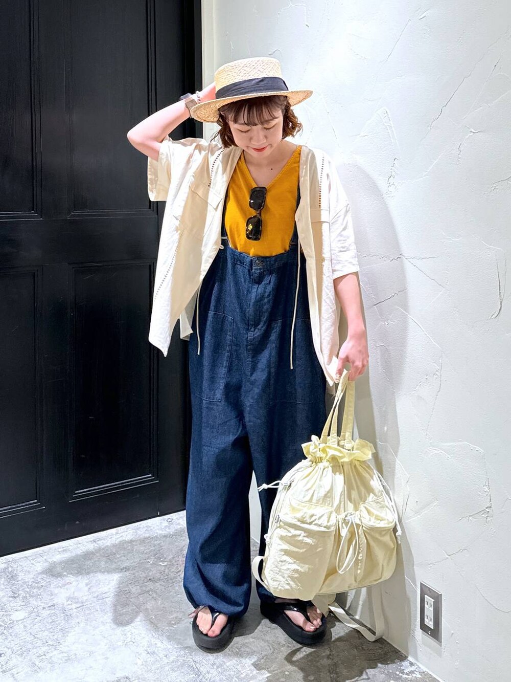 ブラウン系のサングラス、ブラック系のハットを着用したレディースの春コーディネートの4枚目の写真