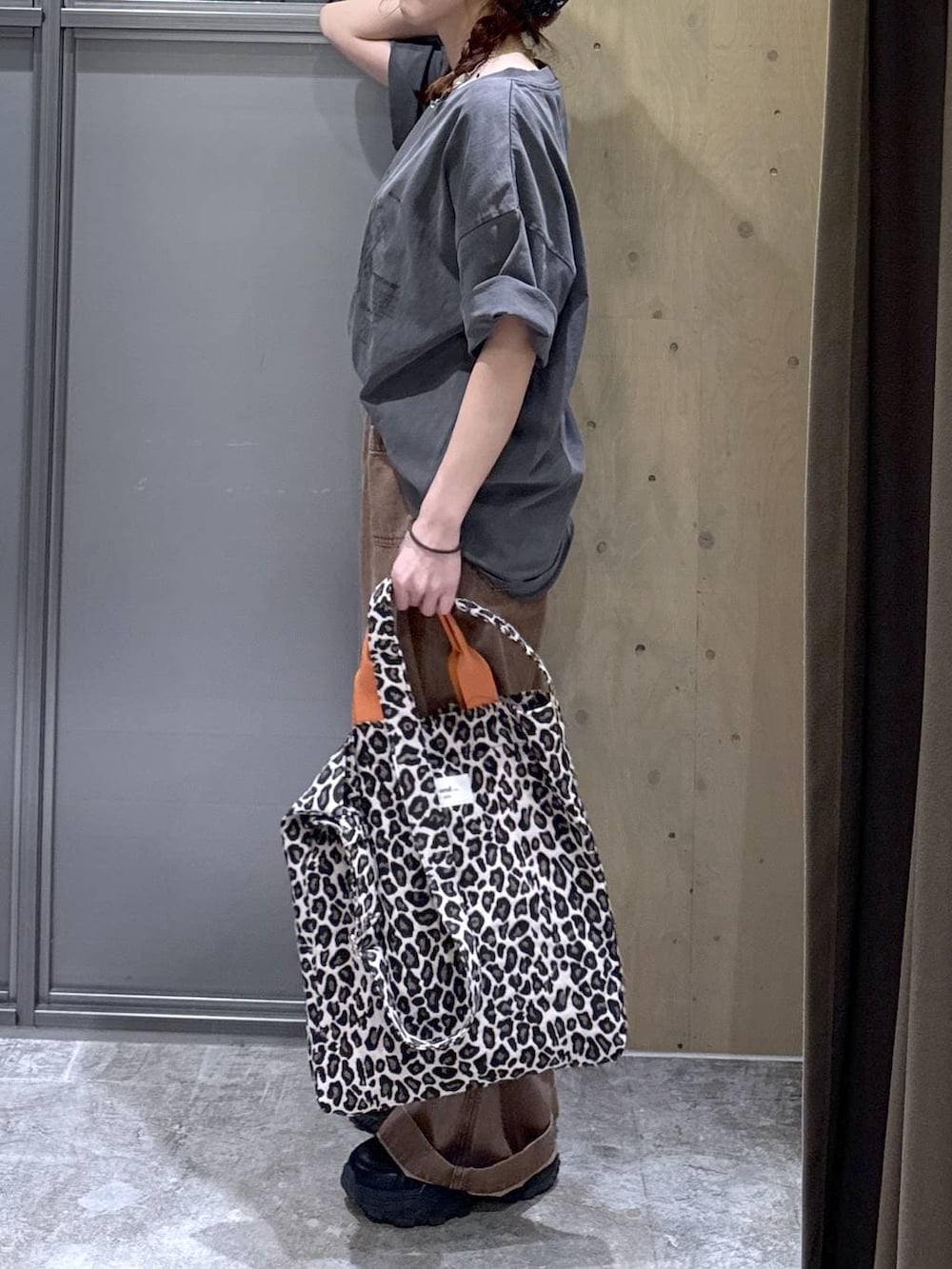 ブラック系のスニーカー、その他のトートバッグ、グレー系のTシャツ/カットソーを着用したレディースの春コーディネートの2枚目の写真