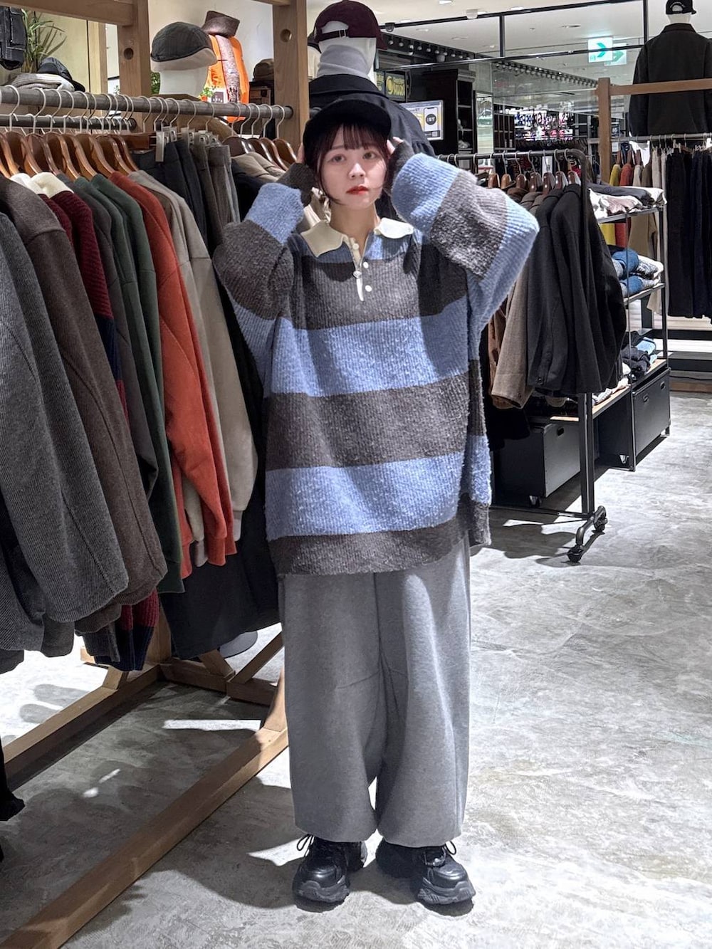 ブラック系のスニーカー、グレー系のその他パンツ、ブラウン系のニット/セーターを着用したレディースの冬コーディネートの5枚目の写真