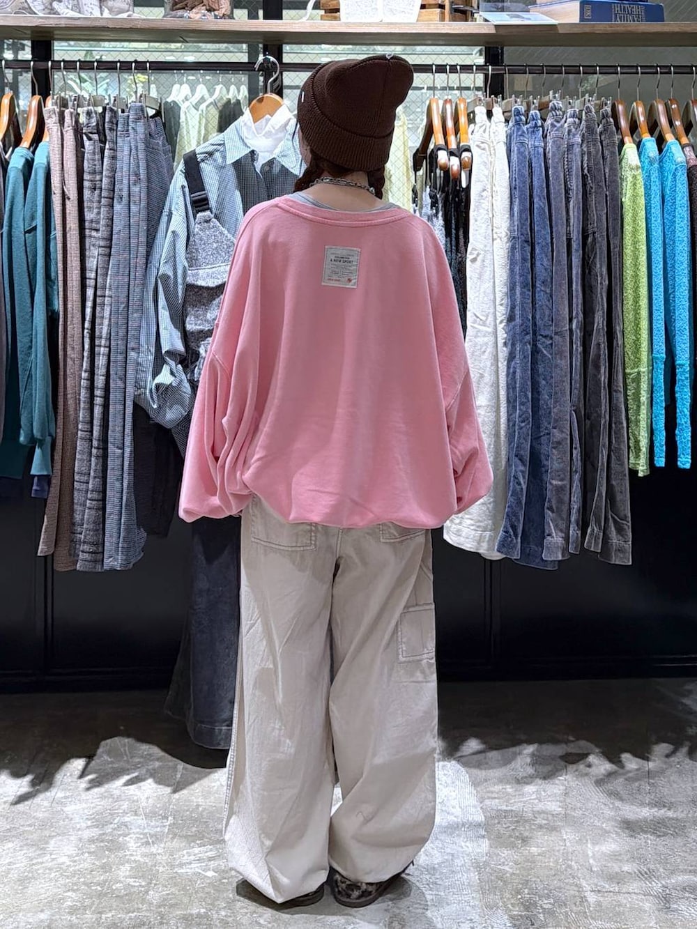 ベージュ系のその他パンツ、その他のモカシン/デッキシューズ、ピンク系のスウェットを着用したレディースの秋コーディネートの4枚目の写真