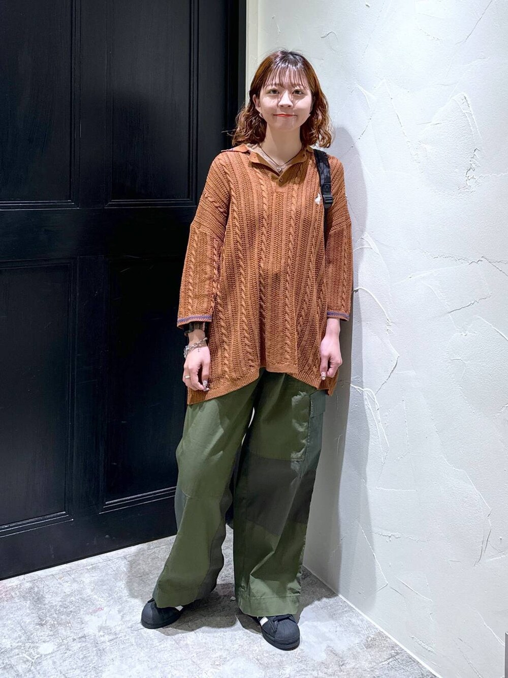 グリーン系のその他パンツ、その他のネックレスを着用したレディースの春コーディネートの4枚目の写真