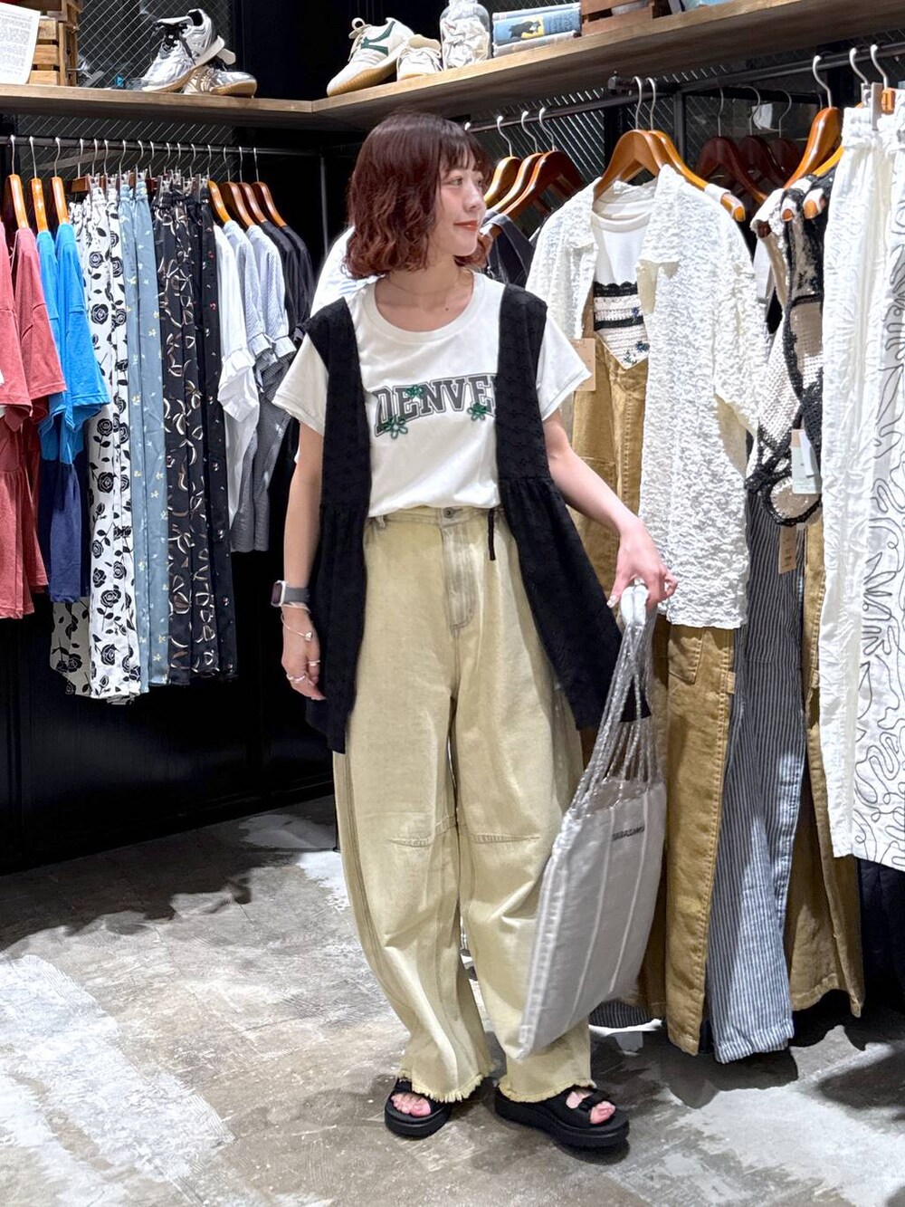 ベージュ系のその他パンツ、ブラック系のベスト、ブラック系のサンダルを着用したレディースの夏コーディネートの9枚目の写真