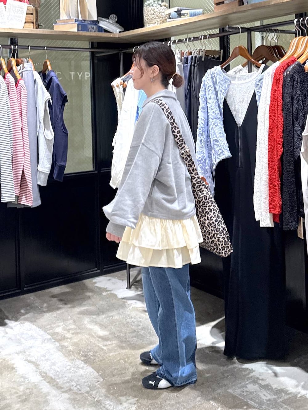 その他のトートバッグ、グレー系のスウェット、ブルー系のデニムパンツを着用したレディースの春コーディネートの2枚目の写真