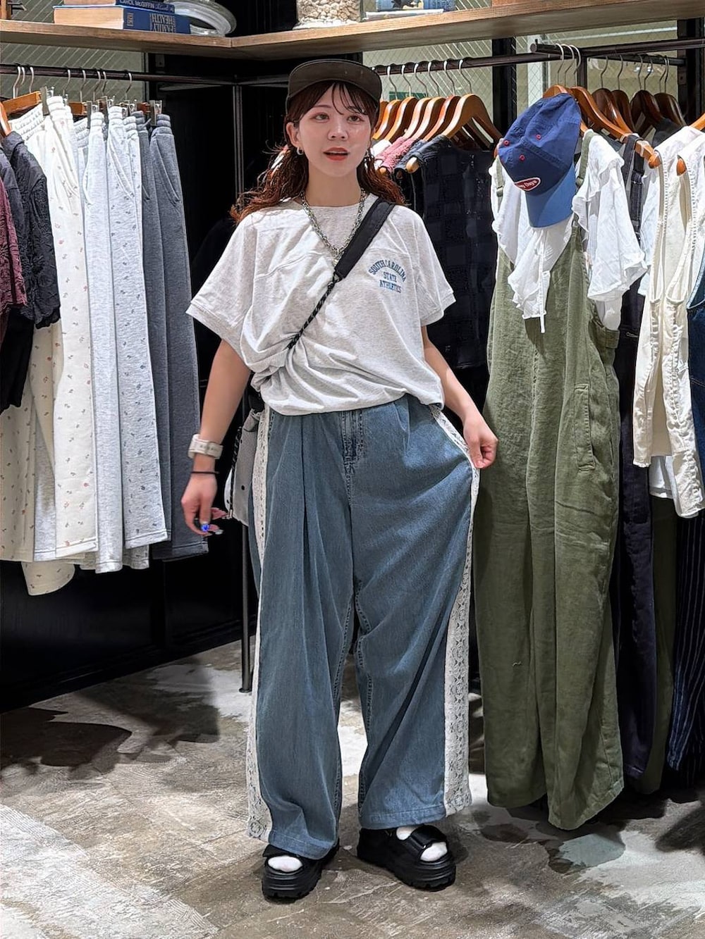 ブラック系のサンダル、その他のショルダーバッグ、ベージュ系のTシャツ/カットソーを着用したレディースの夏コーディネートの2枚目の写真