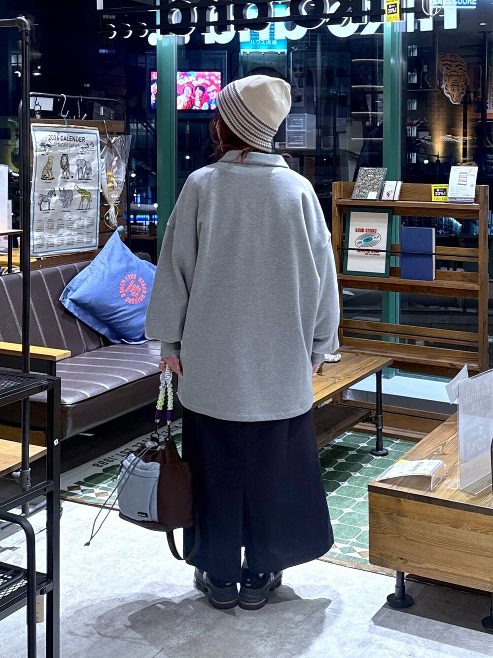 ブルー系のスカート、ブルー系のTシャツ/カットソー、グレー系のスウェットを着用したレディースの冬コーディネートの3枚目の写真