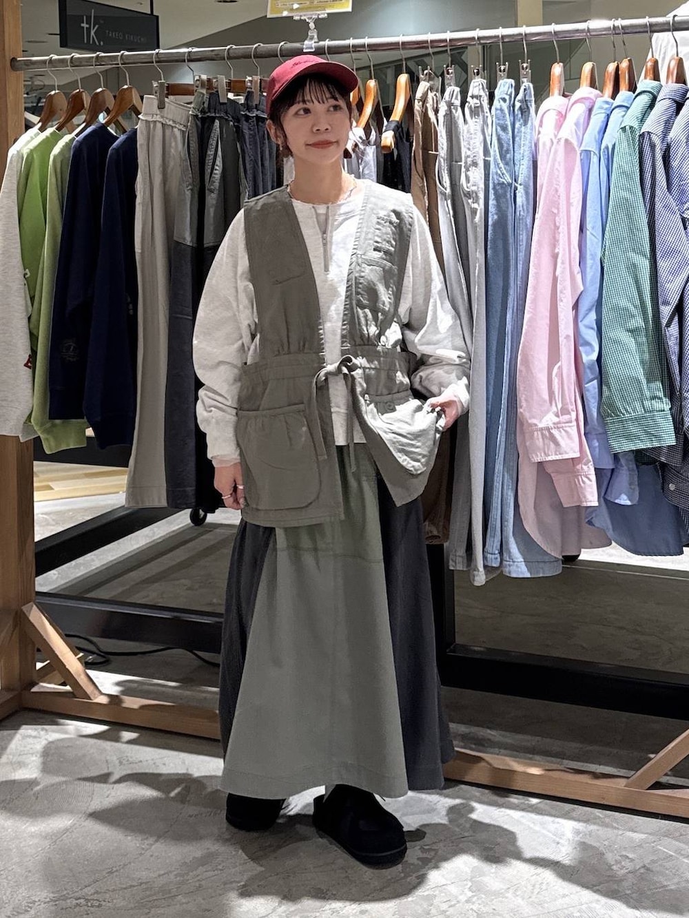 グリーン系のベスト、ブラック系のモカシン/デッキシューズ、グレー系のスウェットを着用したレディースの春コーディネートの5枚目の写真