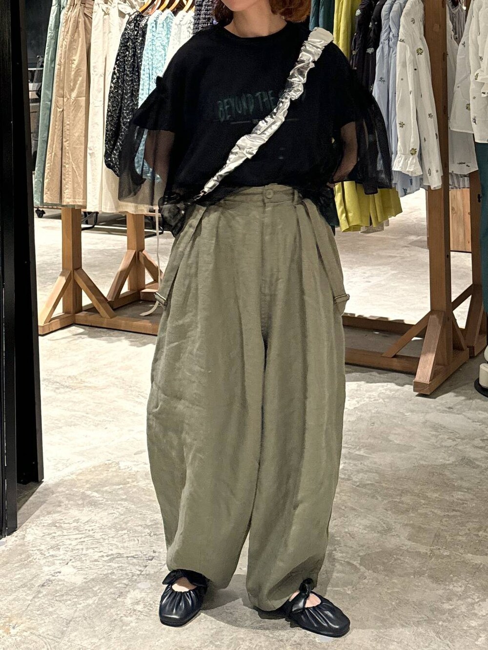 ブラック系のTシャツ/カットソー、ブラック系のパンプスを着用したレディースの春コーディネートの7枚目の写真