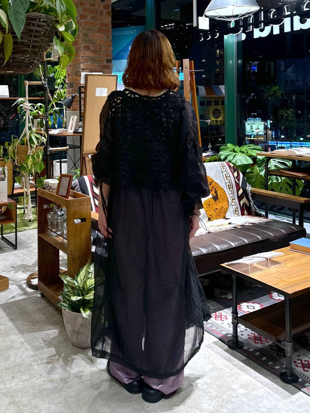 ブラック系のサンダル、ベージュ系のタンクトップ、ブラック系のその他トップスを着用したレディースの夏コーディネートの8枚目の写真