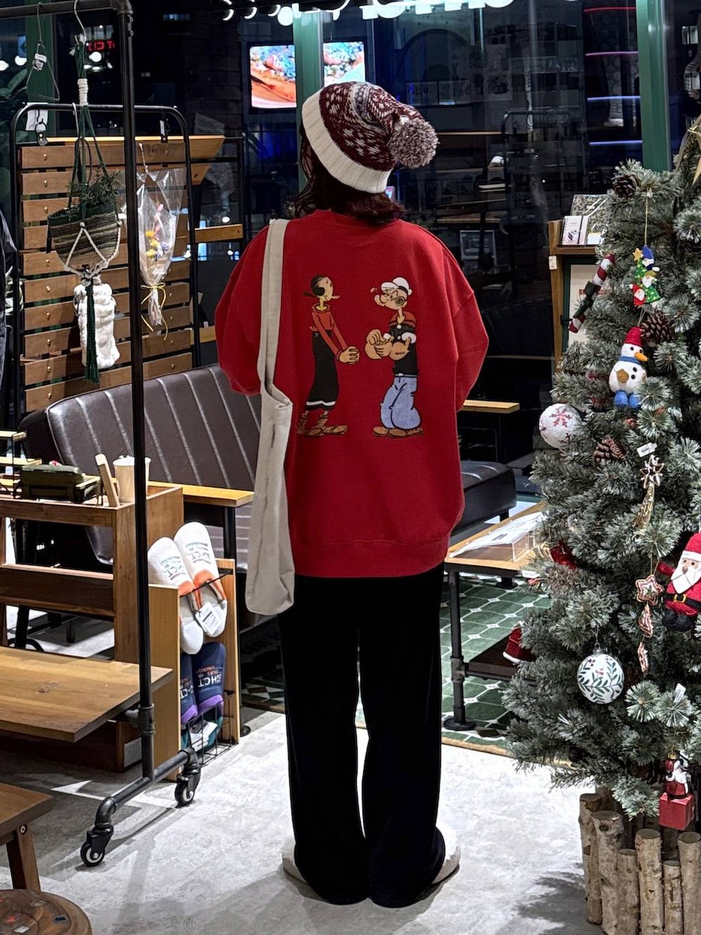 ベージュ系のスリッポン、ブラック系のその他パンツ、ホワイト系のトートバッグを着用したレディースの冬コーディネートの4枚目の写真