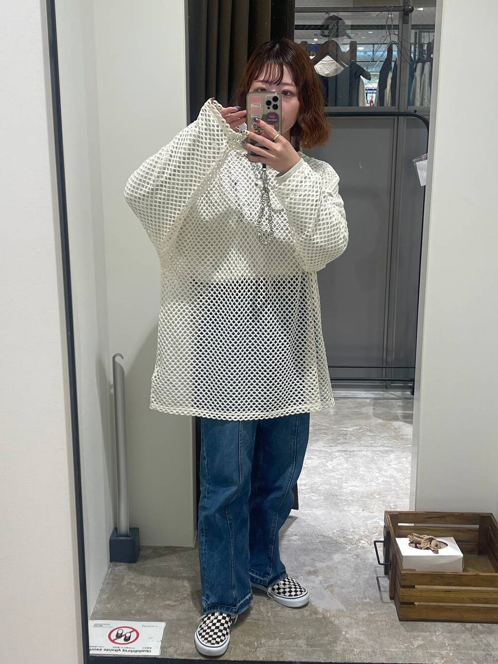 ベージュ系のTシャツ/カットソー、ホワイト系のTシャツ/カットソー、ブルー系のデニムパンツを着用したレディースの春コーディネートの2枚目の写真