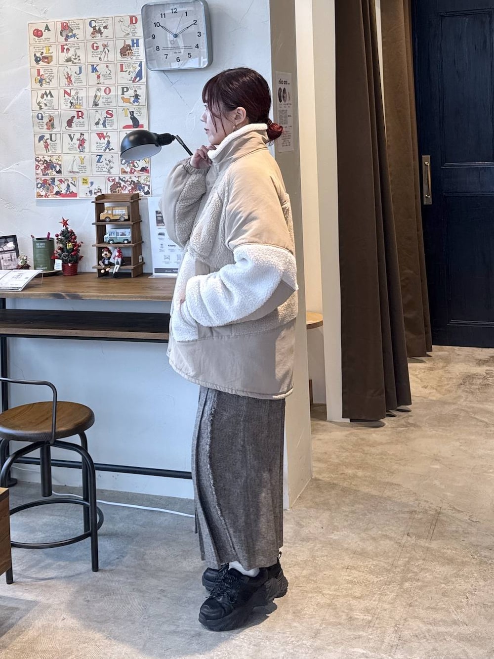 グレー系のテーラードジャケットを着用したレディースの冬コーディネートの3枚目の写真