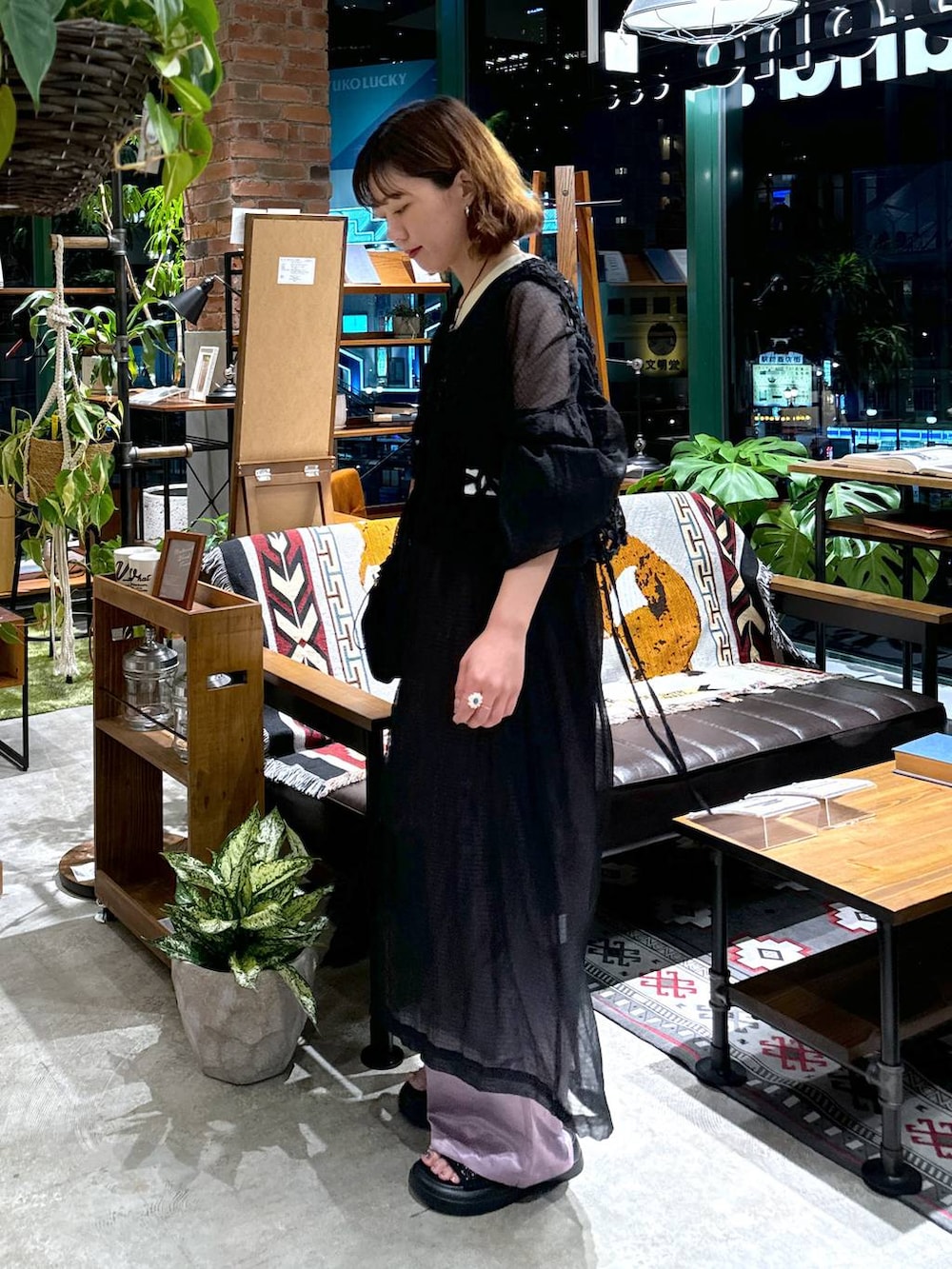 ブラック系のサンダル、ベージュ系のタンクトップ、ブラック系のその他トップスを着用したレディースの夏コーディネートの7枚目の写真