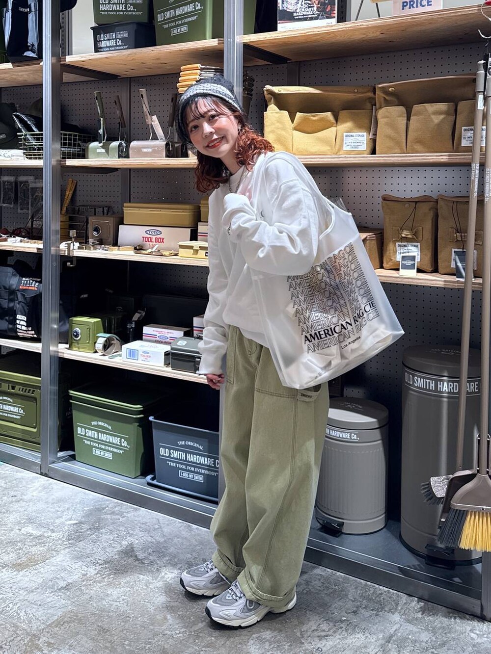 グレー系のスニーカー、ホワイト系のスウェット、ホワイト系のトートバッグを着用したレディースの春コーディネートの5枚目の写真