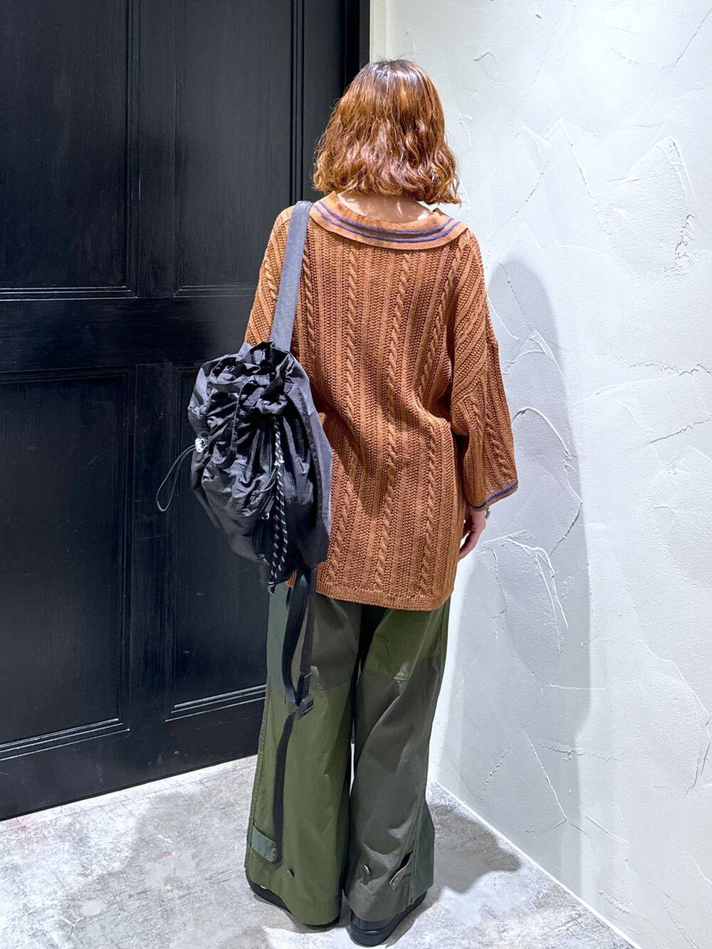 グリーン系のその他パンツ、その他のネックレスを着用したレディースの春コーディネートの10枚目の写真