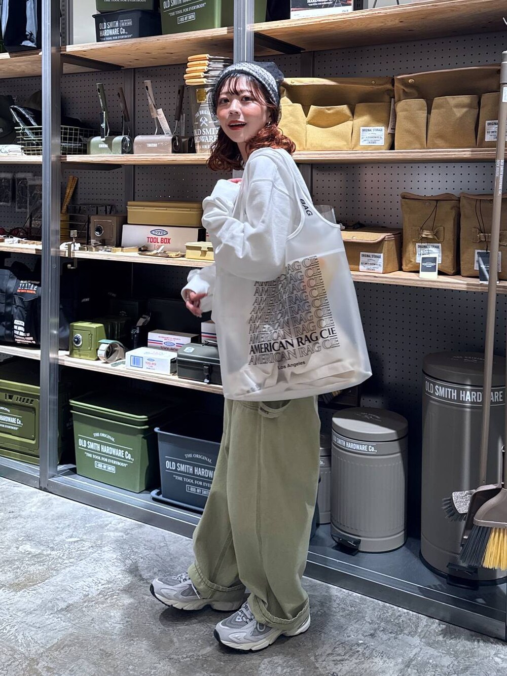 グレー系のスニーカー、ホワイト系のスウェット、ホワイト系のトートバッグを着用したレディースの春コーディネートの7枚目の写真