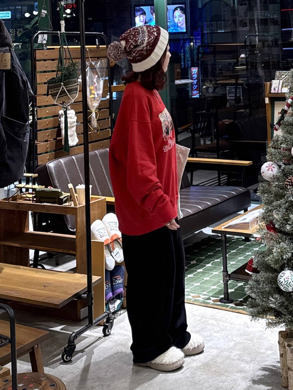 ベージュ系のスリッポン、ブラック系のその他パンツ、ホワイト系のトートバッグを着用したレディースの冬コーディネートの5枚目の写真