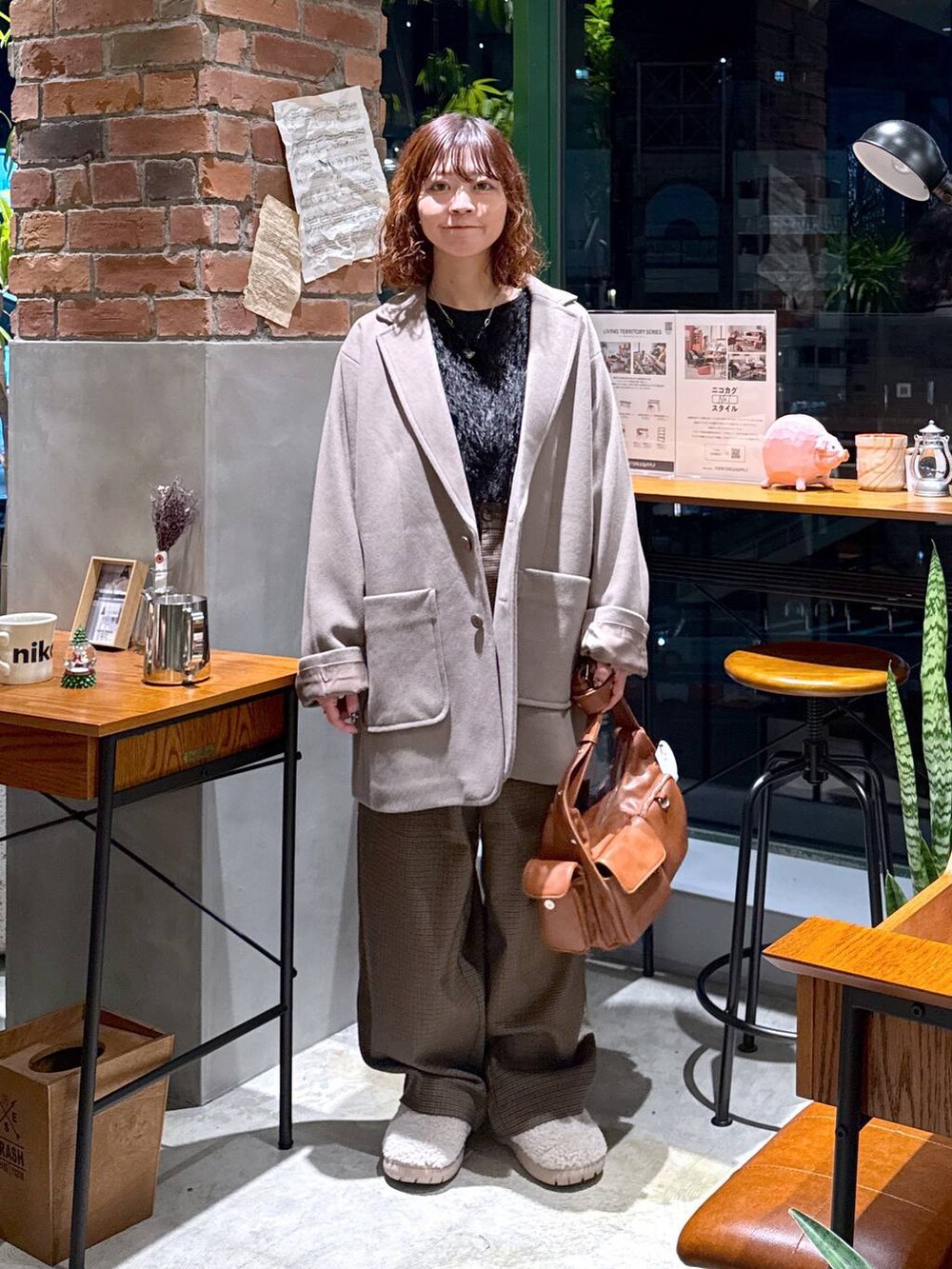 ブラウン系のその他パンツ、ブラウン系のテーラードジャケット、ベージュ系のスリッポンを着用したレディースの冬コーディネートの6枚目の写真