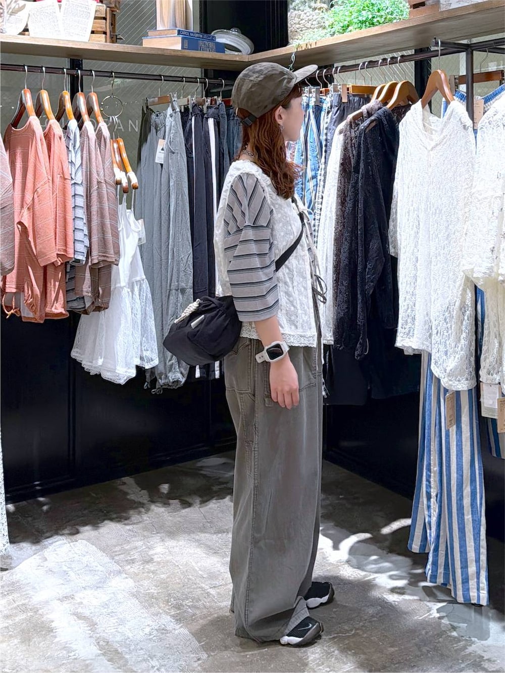 グリーン系のその他パンツ、グレー系のTシャツ/カットソー、ブラック系のショルダーバッグを着用したレディースの夏コーディネートの5枚目の写真