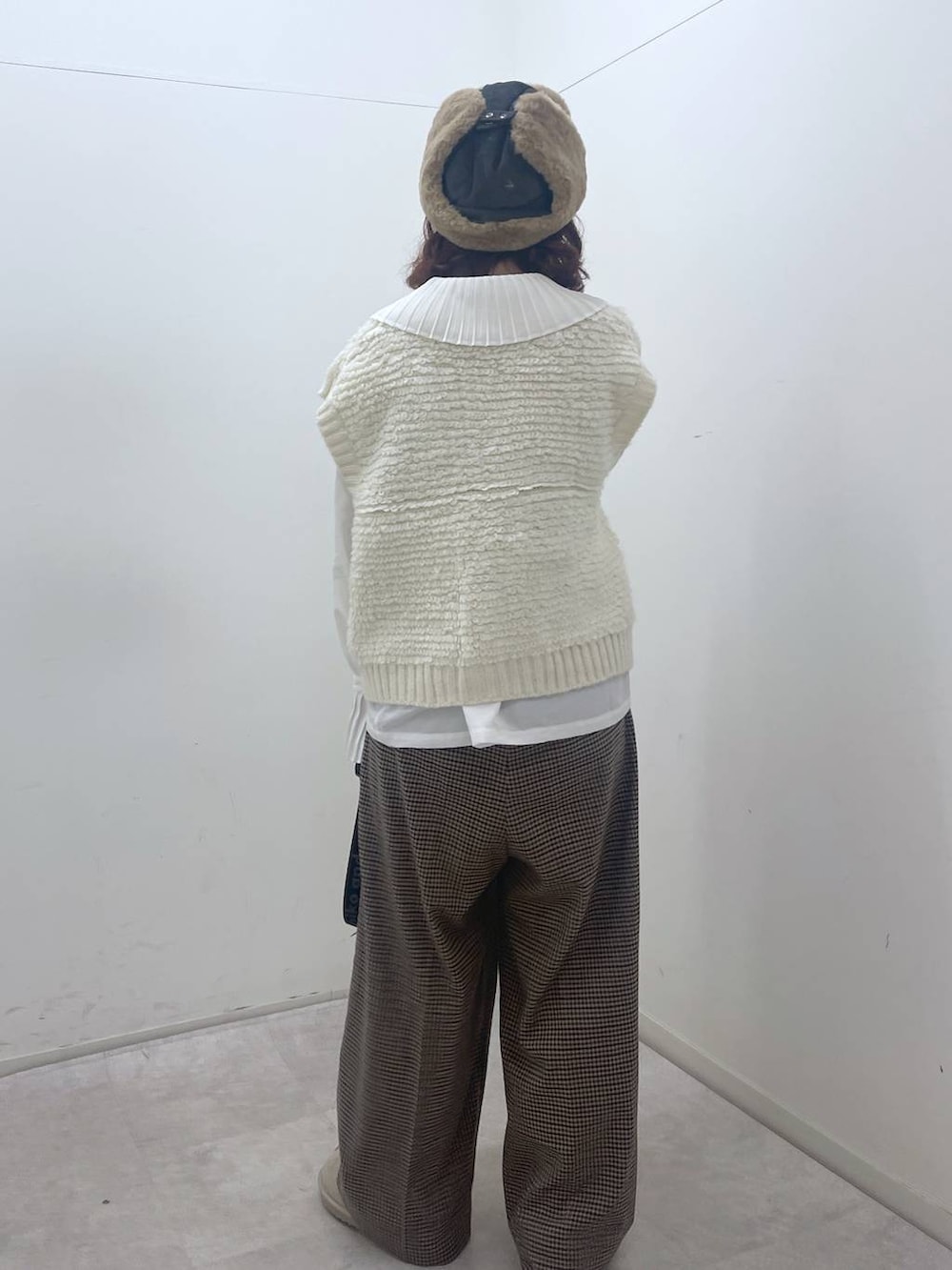 その他のスリッポン、ブラウン系のサロペット/オーバーオール、ベージュ系のショルダーバッグを着用したレディースの冬コーディネートの4枚目の写真