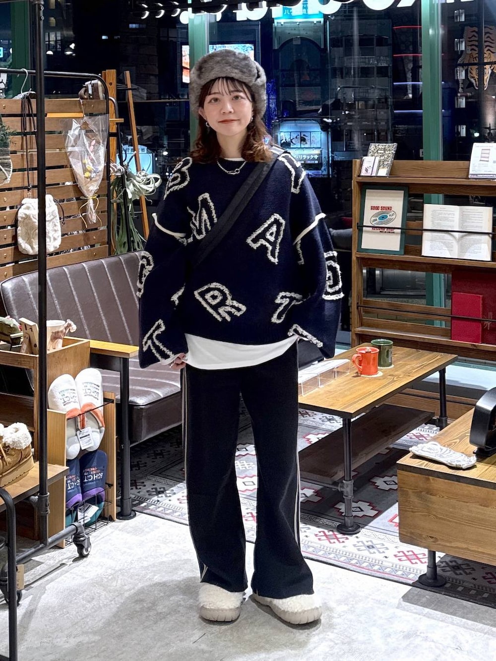 ベージュ系のスリッポン、ホワイト系のTシャツ/カットソー、ブラック系のその他パンツを着用したレディースの秋コーディネートの3枚目の写真