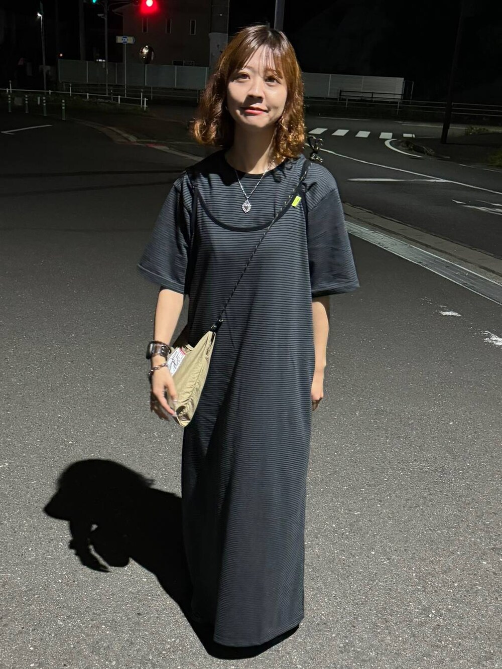 ベージュ系のショルダーバッグ、ブラック系のサンダル、その他のネックレスを着用したレディースの春コーディネートの6枚目の写真