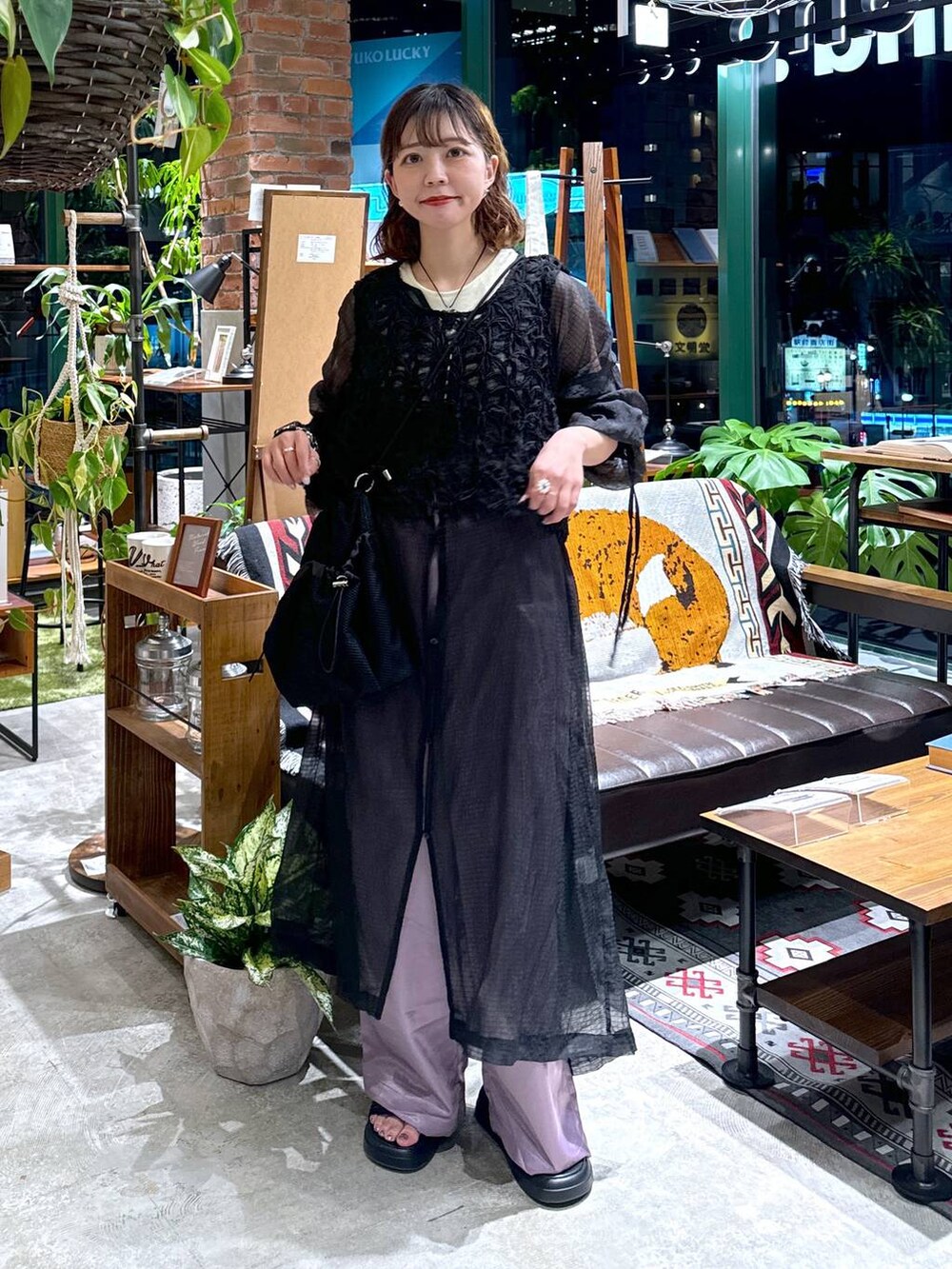 ブラック系のサンダル、ベージュ系のタンクトップ、ブラック系のその他トップスを着用したレディースの夏コーディネートの6枚目の写真