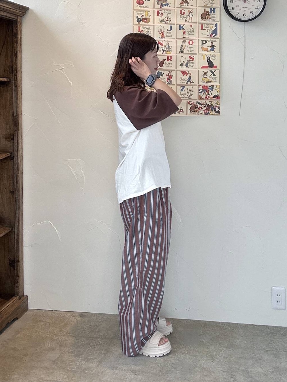 ブラウン系のその他パンツ、ベージュ系のTシャツ/カットソー、ベージュ系のサンダルを着用したレディースの春コーディネートの6枚目の写真