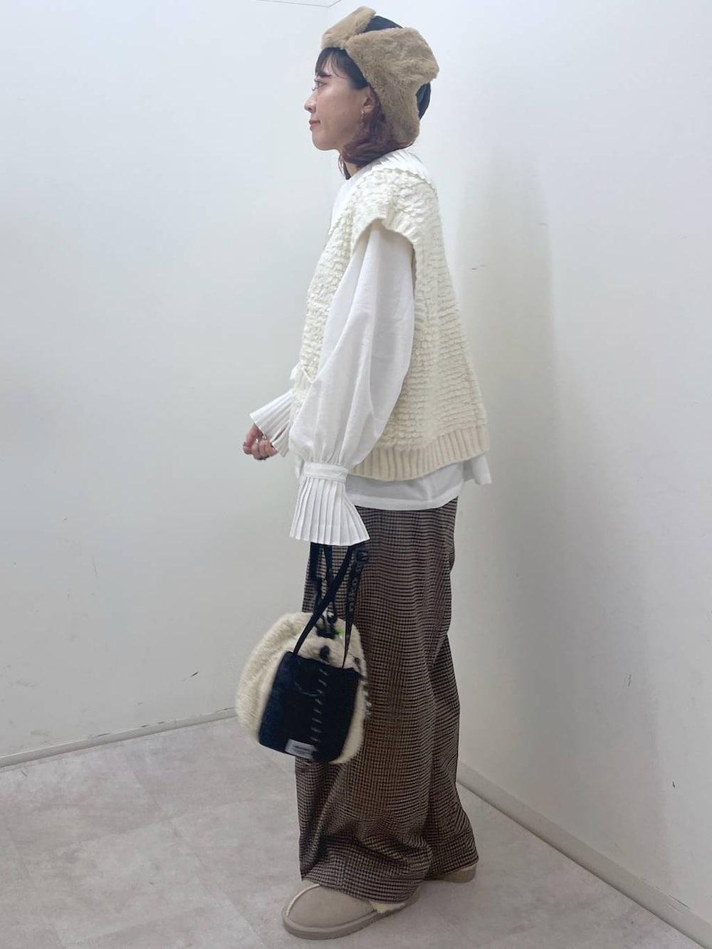 その他のスリッポン、ブラウン系のサロペット/オーバーオール、ベージュ系のショルダーバッグを着用したレディースの冬コーディネートの3枚目の写真