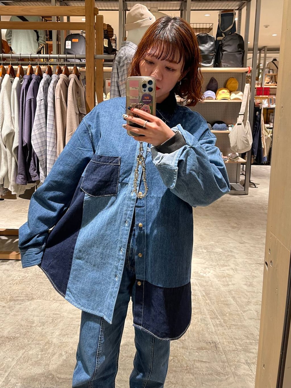 ブルー系のシャツ/ブラウス、ブルー系のデニムパンツ、グレー系のキーケース/キーアクセサリーを着用したレディースの春コーディネートの3枚目の写真