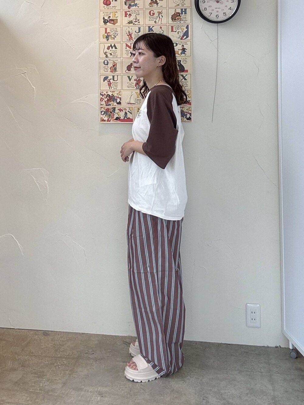 ブラウン系のその他パンツ、ベージュ系のTシャツ/カットソー、ベージュ系のサンダルを着用したレディースの春コーディネートの4枚目の写真