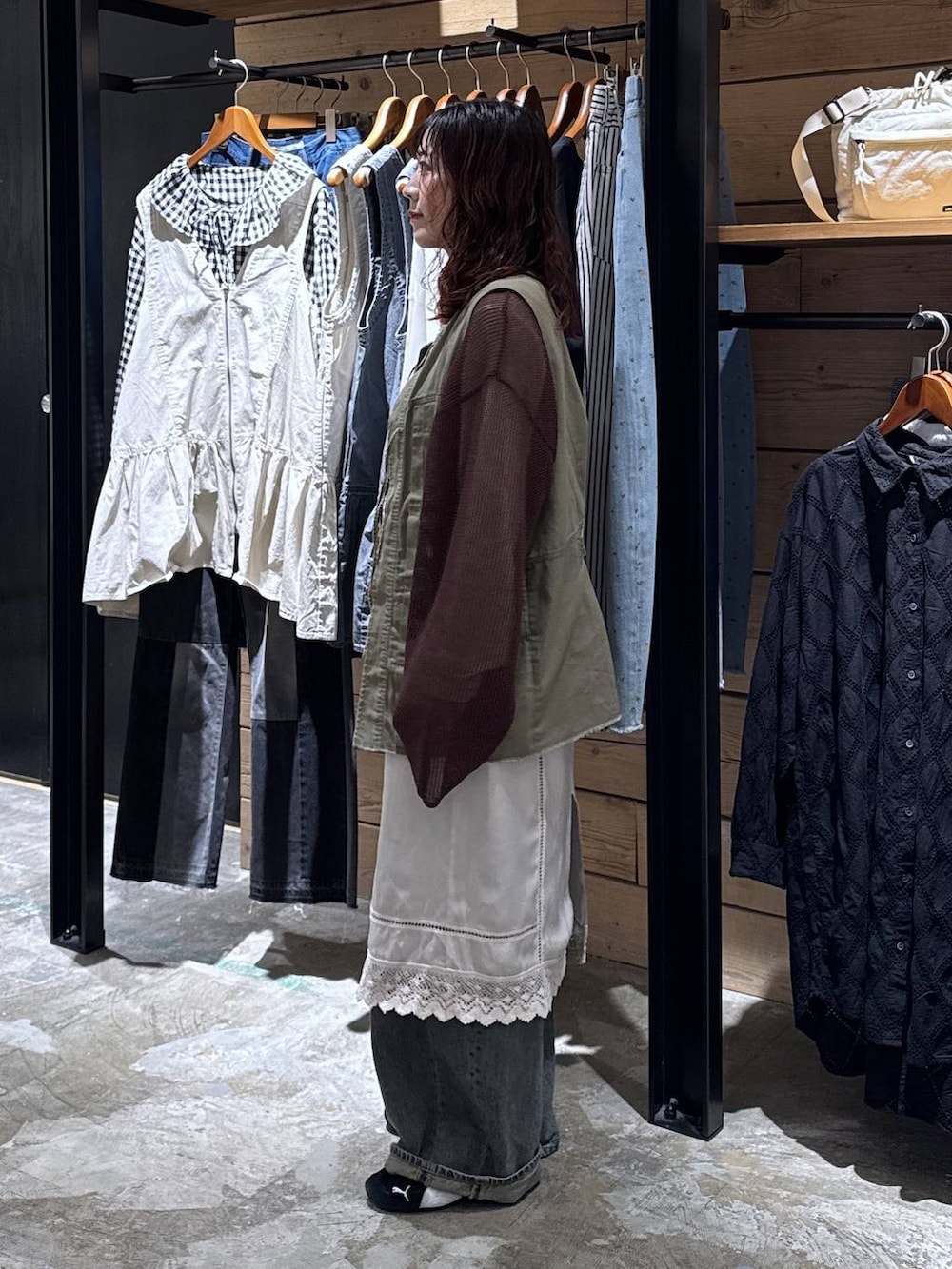 グリーン系のベスト、ブルー系のデニムパンツ、ベージュ系のTシャツ/カットソーを着用したレディースの春コーディネートの3枚目の写真