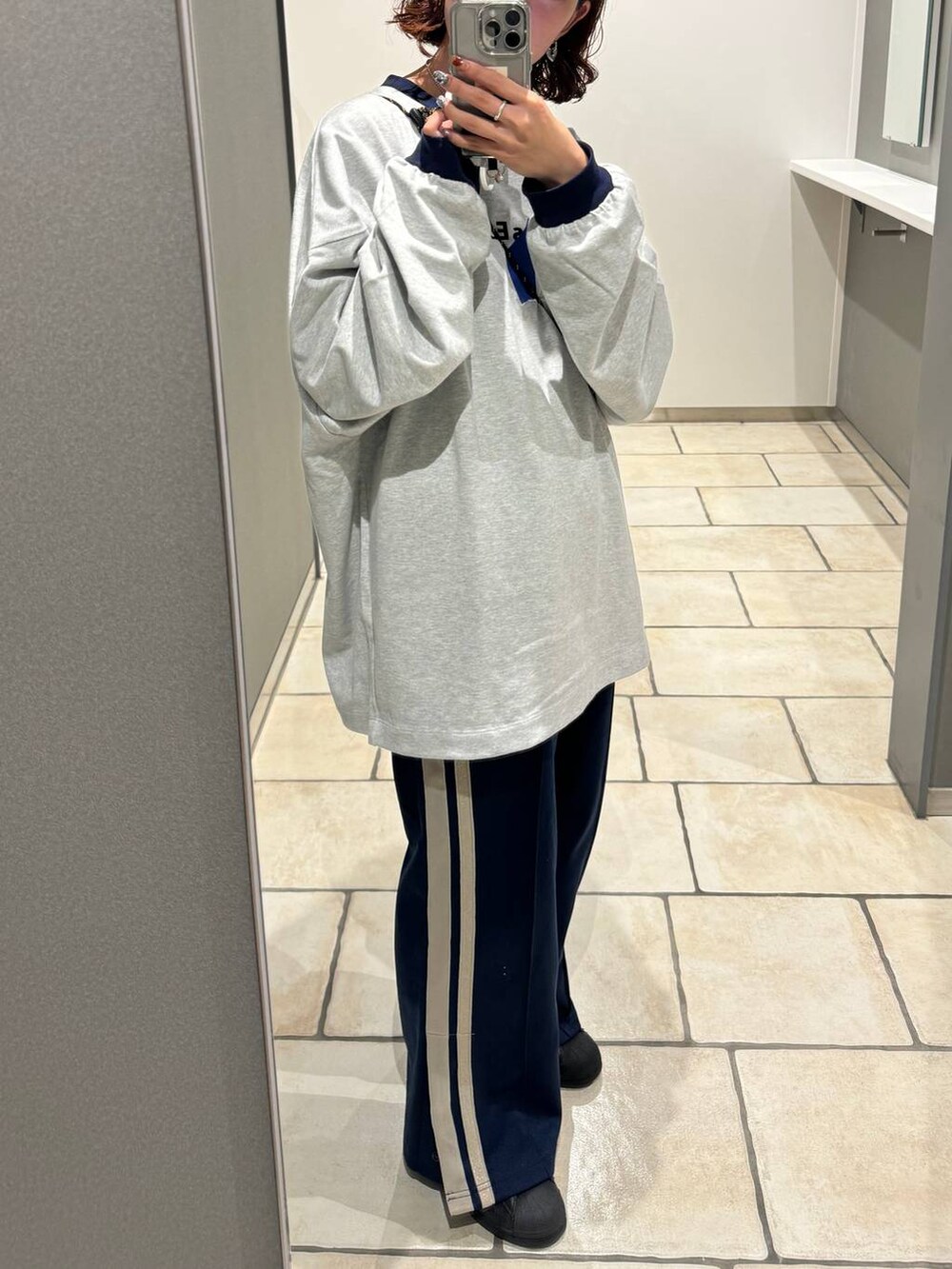 ベージュ系のショルダーバッグ、その他のTシャツ/カットソーを着用したレディースの秋コーディネートの3枚目の写真