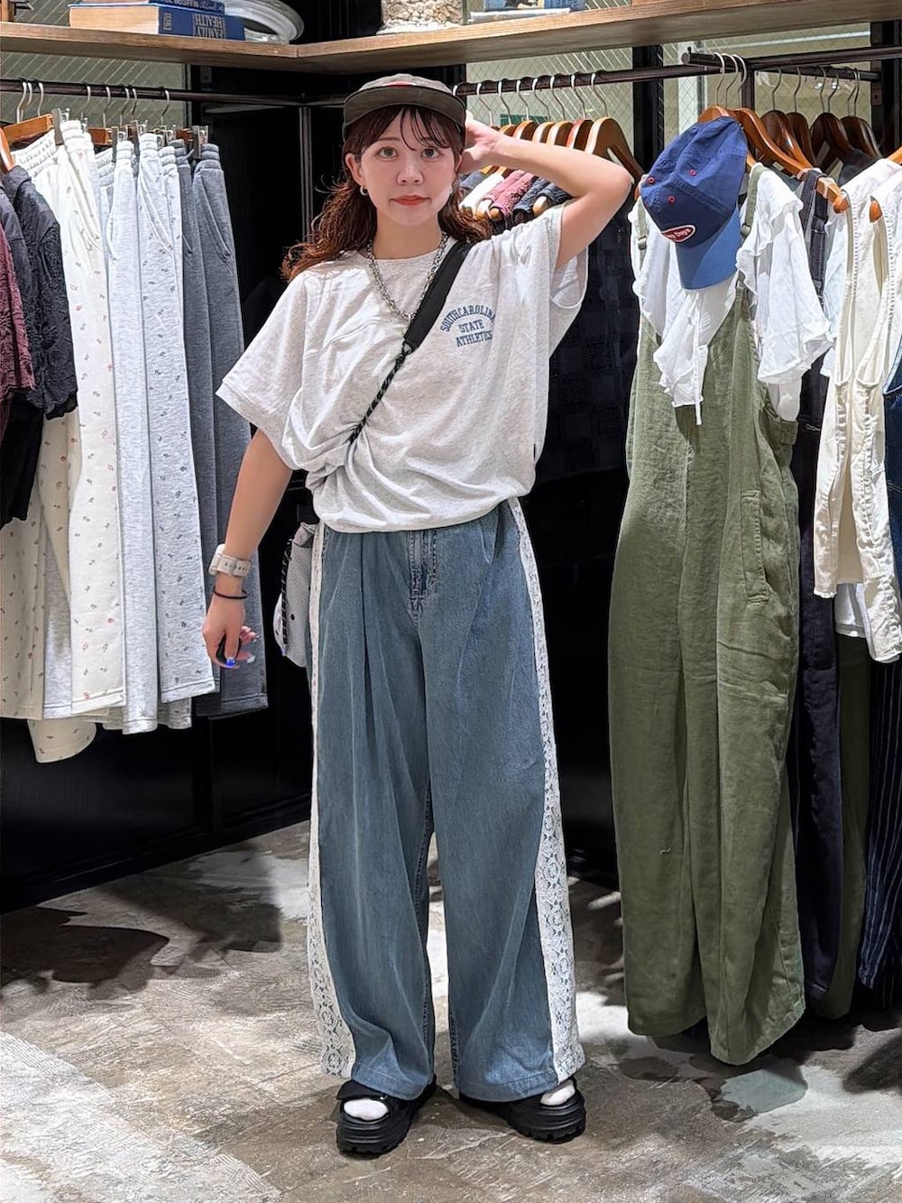 ブラック系のサンダル、その他のショルダーバッグ、ベージュ系のTシャツ/カットソーを着用したレディースの夏コーディネートの3枚目の写真