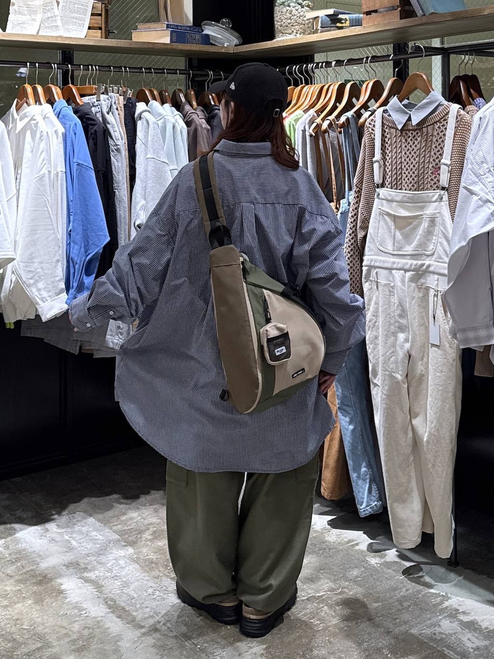 その他のショルダーバッグ、ブルー系のシャツ/ブラウス、グリーン系のカーゴパンツを着用したレディースの冬コーディネートの3枚目の写真