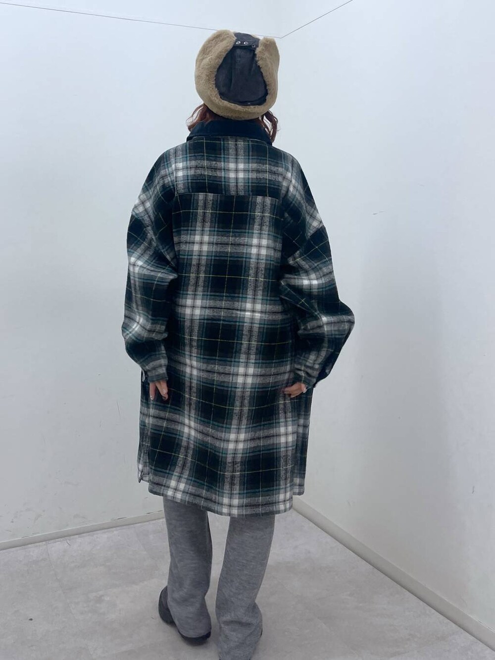 グレー系のシャツワンピース、グレー系のその他パンツ、ブラック系のブーツを着用したレディースの冬コーディネートの4枚目の写真