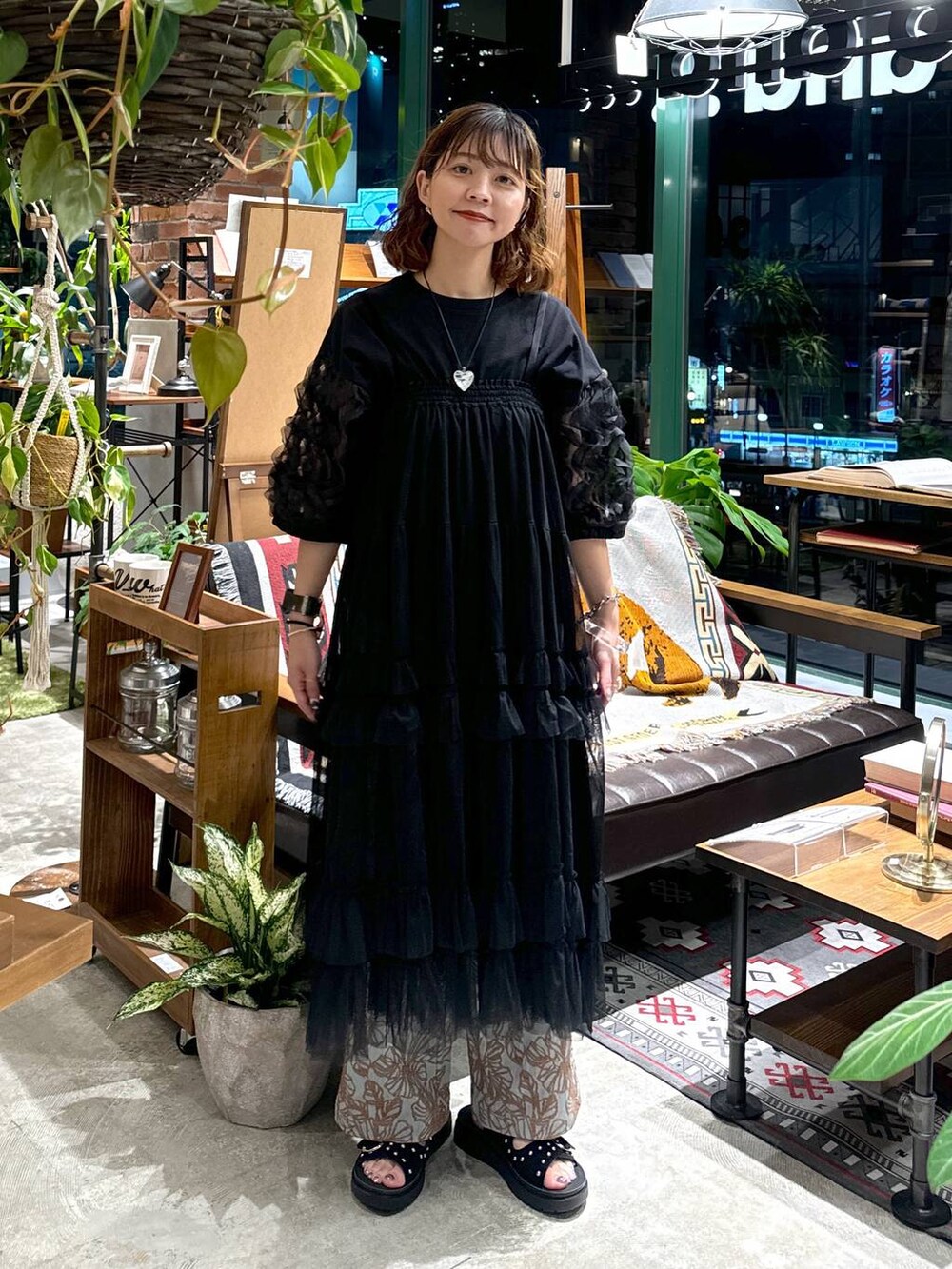 ブラック系のサンダル、ブルー系のその他パンツ、ブラック系のTシャツ/カットソーを着用したレディースの夏コーディネートの4枚目の写真