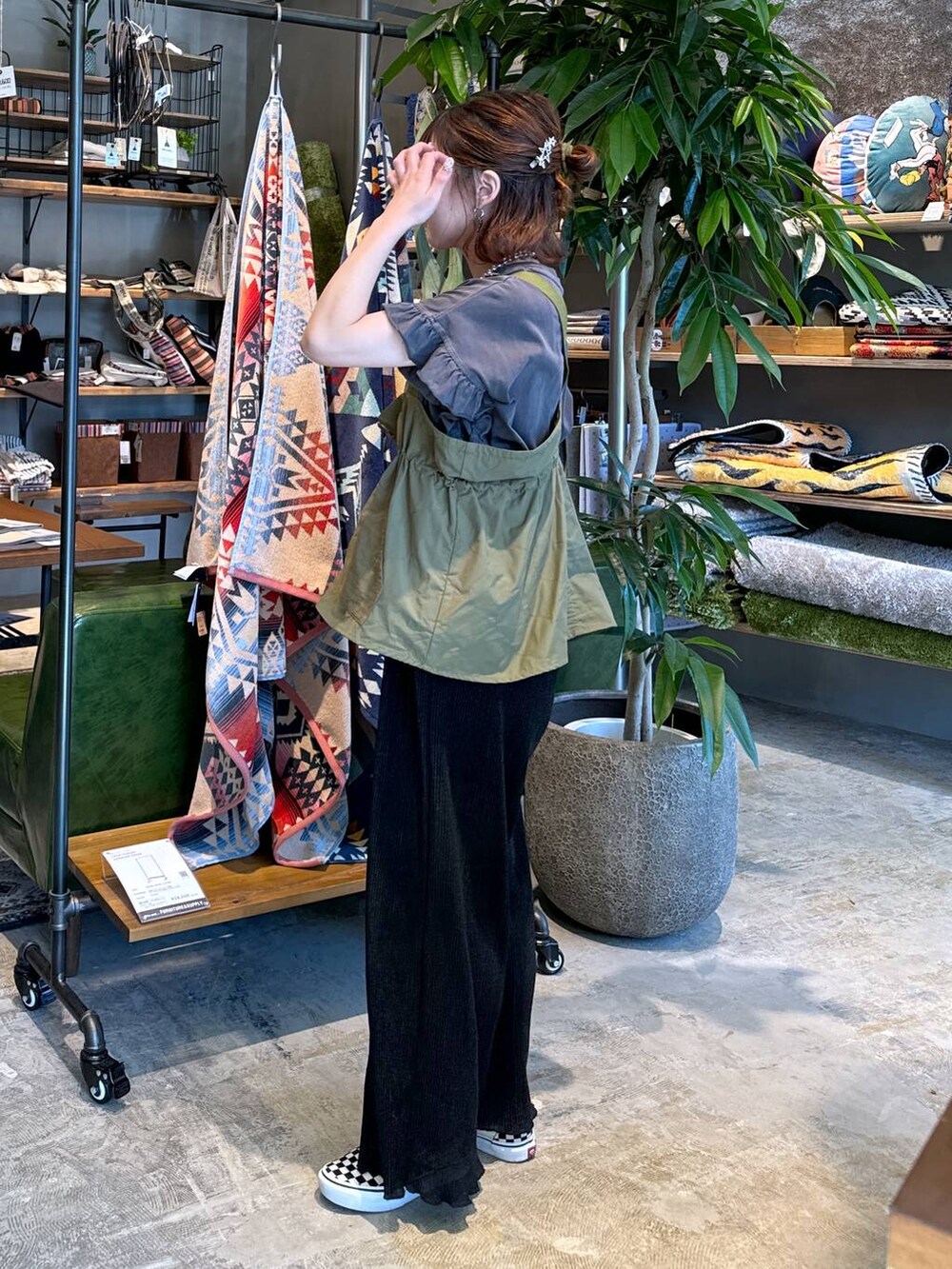 ブラック系のその他パンツ、グレー系のTシャツ/カットソーを着用したレディースの春コーディネートの3枚目の写真