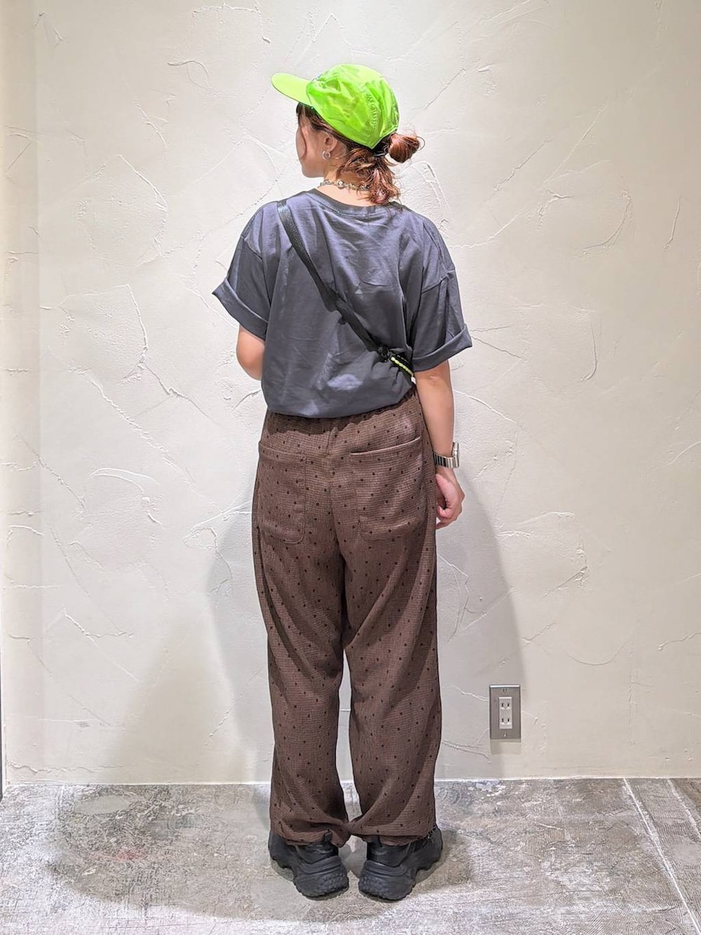 ブラウン系のその他パンツ、グレー系のTシャツ/カットソー、ブラック系の財布を着用したレディースの夏コーディネートの4枚目の写真