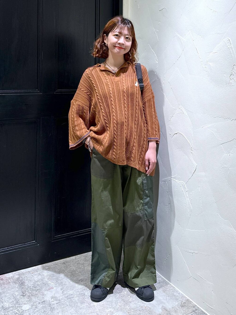 グリーン系のその他パンツ、その他のネックレスを着用したレディースの春コーディネートの8枚目の写真