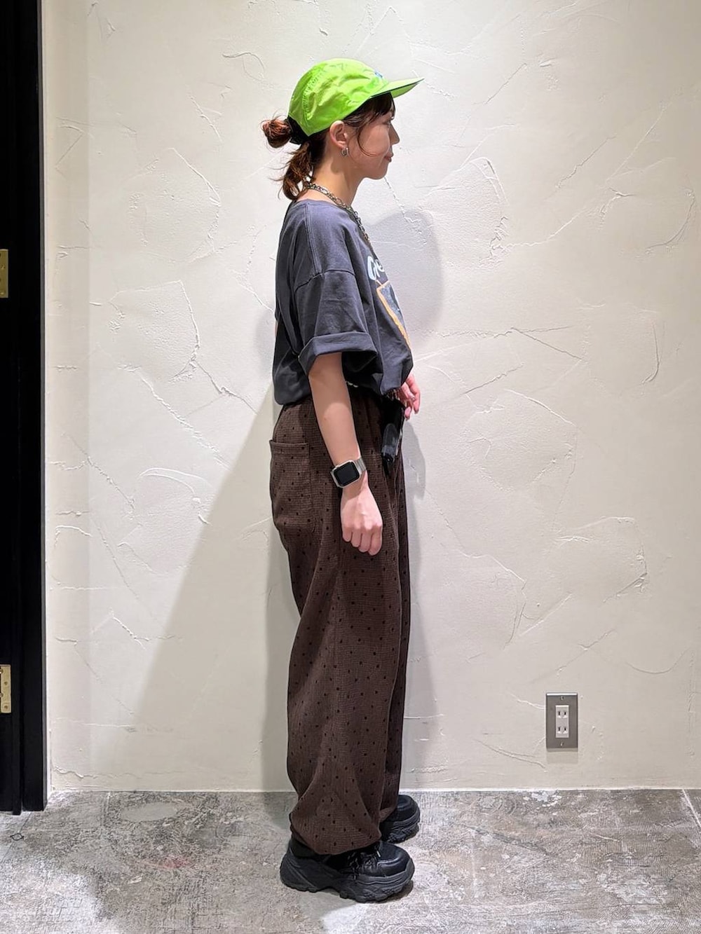 ブラウン系のその他パンツ、グレー系のTシャツ/カットソー、ブラック系の財布を着用したレディースの夏コーディネートの5枚目の写真