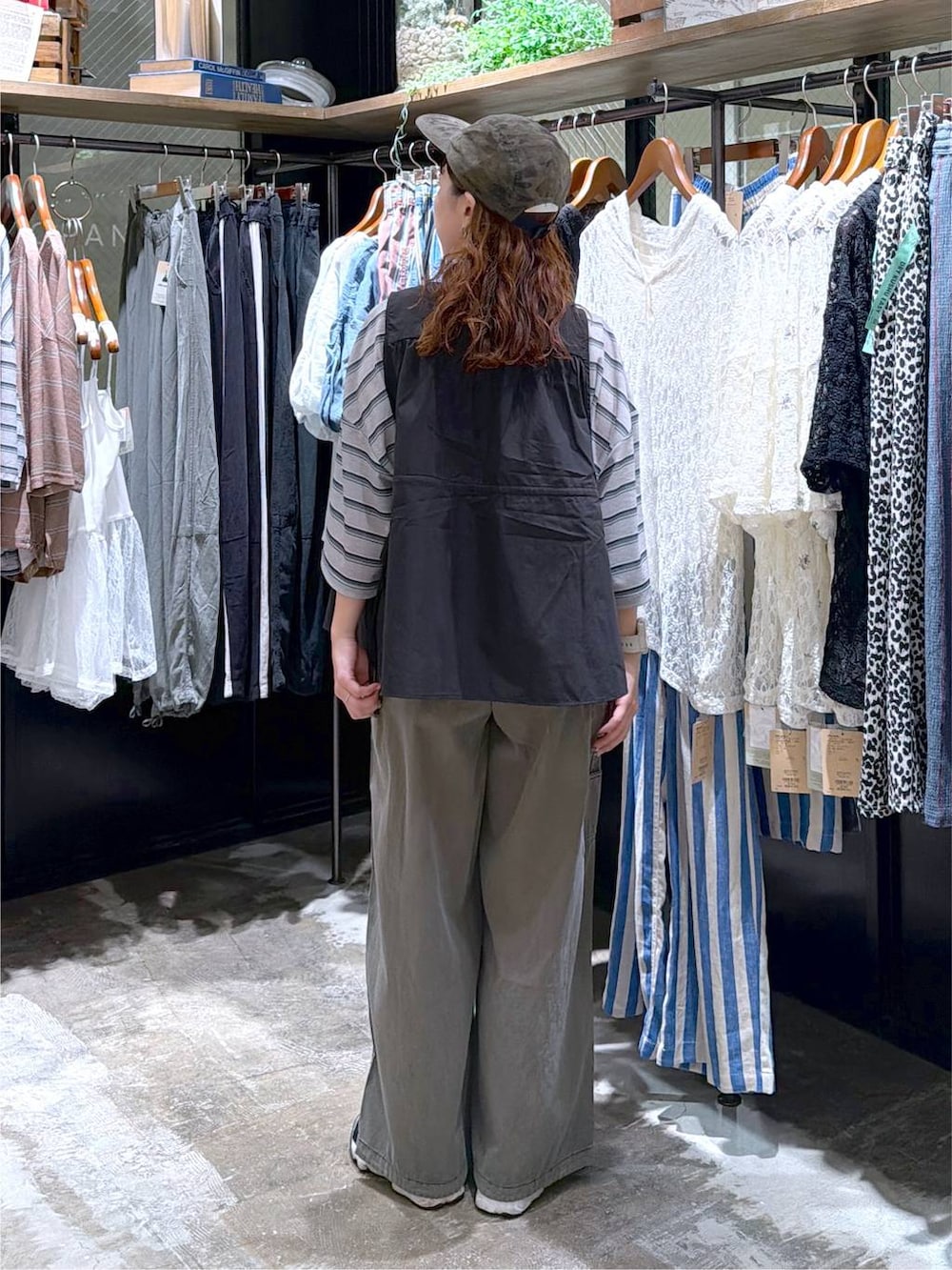 グリーン系のその他パンツ、グレー系のTシャツ/カットソー、ブラック系のベストを着用したレディースの夏コーディネートの4枚目の写真