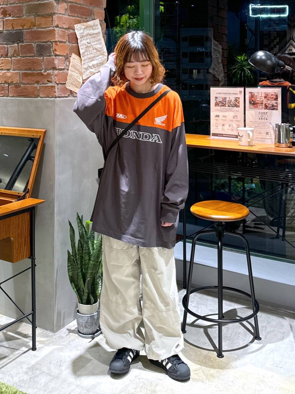 ブラック系のTシャツ/カットソー、ブラック系のショルダーバッグを着用したレディースの夏コーディネートの6枚目の写真